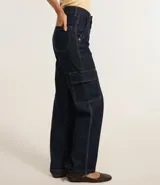 Pantalón de jean de corte recto y tiro alto, con bolsillos cargo laterales, trabillas en la cintura y cierre frontal con botón y cremallera.