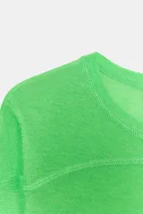 Jersey de punto fino con diseño color block en tonos rojo, bordó y blanco. Presenta cuello redondo y manga larga.