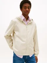 Campera con capucha de poliéster reciclado, color beige claro, con cierre frontal y puños elásticos. Presenta detalles en los colores de la marca en el cuello y un logo engomado en la manga.