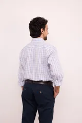 Camisa de corte clásico con estampado de cuadros en tonos rosados y celestes, con cuello abotonado, manga larga y bolsillo frontal con detalle bordado.