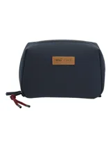 Neceser RKF modelo Wr Toiletry Bag, color azul navy, fabricado con poliéster reciclado repelente al agua. Cuenta con cierre superior y tiradores de cordón, y parche frontal de cuero sintético con el logo de la marca grabado.
