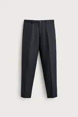 Pantalón de traje regular fit confeccionado en lino color negro, con bolsillos laterales y traseros con botón, y cierre frontal de cremallera y botón.