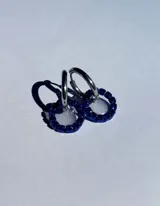 Aros tipo argolla dorados con dije circular de resina transparente y strass color fucsia.