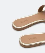 Sandalias planas color verde militar, con puntera cuadrada y dos tiras horizontales en la parte delantera.