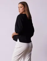 Blusa de gasa blanca con estampado de hojas en azul marino, cuello a la base con escote en V y botones, y mangas cortas abullonadas.