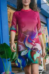 Vestido corto de jersey efecto gamuza con forro de lycra, estampado con motivos abstractos en tonos fucsia, azul, verde y marrón.