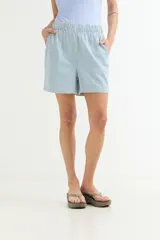 Short de mujer color verde militar, de tela tipo gabardina, con cintura elástica fruncida y bolsillos laterales.