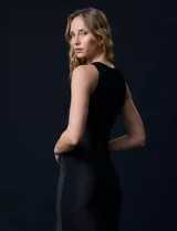 Vestido midi negro de satén plisado, con escote redondo y tajo lateral.