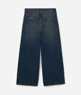 Pantalón de jean con corte baggy, de tiro alto y pierna ancha. Presenta un diseño de estilo vintage con acabado desgastado y trabillas en la cintura.