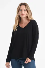Remera negra de manga larga con escote en V.