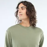 Buzo ligero de cuello redondo color verde militar, de manga larga con puños y dobladillo en rib elástico.