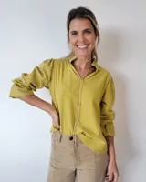 Blusa de algodón con cuello mao y volados, mangas largas con puños elásticos y corte holgado.