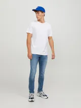 Jean de corte slim fit y tiro bajo, con diseño clásico de cinco bolsillos y cierre de botón. Confeccionado en tejido de sarga con acabado super stretch para mayor flexibilidad.