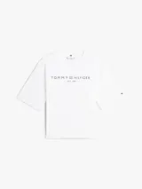 Remera de corte amplio color blanco, con cuello redondo, mangas cortas y ancha, y hombros ligeramente caídos. Cuenta con el logo y el año de la marca estampados en el pecho.