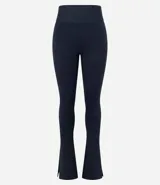 Pantalón deportivo tipo legging flare de tiro alto, confeccionado en microfibra con abertura lateral en el ruedo.