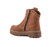 Bota de caña baja confeccionada en cuero vacuno encerado color marrón chocolate. Presenta costuras decorativas a la vista, cierre lateral y suela track cosida a tono.