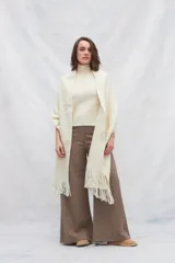 Chal de lana sin teñir, color crema, con flecos en los extremos.