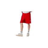 Short rojo de estilo urbano con ribetes blancos en los laterales, bolsillos con cierre y logo estampado de la marca en la pierna izquierda.