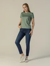 Remera Calvin Klein de algodón regenerativo color verde, con cuello redondo, manga corta y logo bordado en el pecho.