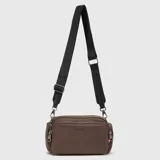Cartera tipo bandolera Bubba color marrón, con diseño rectangular, cierre principal superior y bolsillos laterales con cierre. Incluye correa ajustable de tela negra con logo grabado y herrajes metálicos.