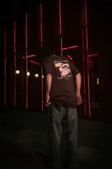 Remera marrón con estampado en la espalda de un teléfono rosa y la frase "Call me crazy, I will do it anyway".