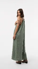 Mono de lino color marrón, de diseño relajado con escote en V pronunciado, breteles anchos, bolsillos laterales y pantalón de pierna amplia.