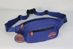 Riñonera azul con correa regulable, logo de los New York Knicks y doble cierre.