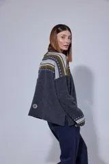 Blazer de pana color crema con solapas clásicas, cierre frontal de un botón y puños con detalle de tejido a rayas. Presenta un corte estructurado y elegante.