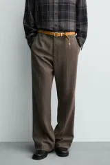 Pantalón de corte flare fit confeccionado en una mezcla de viscosa y lino. Presenta bolsillos delanteros, bolsillos traseros de vivo, cierre frontal con cremallera y gancho metálico oculto.