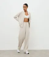 Pantalón deportivo de corte recto confeccionado en una mezcla de poliéster, modal y elastano. Presenta cintura elástica con cordón ajustable y detalle en rib, ofreciendo un calce cómodo y versátil.