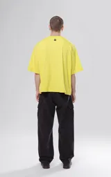 Remera de manga corta color amarillo neón, con cuello redondo y calce holgado (boxy fit).