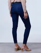 Jegging azul con pretina elastizada, bolsillos delanteros simulados y bolsillos traseros aplicados.