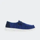 Calzado Hey Dude modelo Wendy Sport Mesh, de color azul, confeccionado con parte superior de malla textil transpirable, cordones elásticos y suela ligera de goma blanca con efecto moteado.