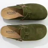 Zuecos verdes de cuero gamuzado con plantilla de corcho y suela de goma.