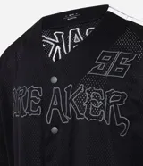 Camisa deportiva de estilo béisbol confeccionada en tejido mesh negro. Presenta cuello en V, cierre frontal con botones a presión, mangas cortas con franjas laterales blancas y bordado con la palabra Breaker y el número 96 en el frente.