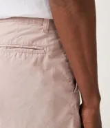 Bermuda de sarga color blanco, de corte recto y diseño básico con bolsillos laterales y traseros.