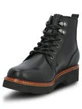Botin acordonado de cuero negro con suela de plataforma estilo track en color negro y detalle de vira en tono madera. Presenta ojales metálicos y cordones al tono.