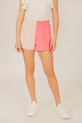 Short de algodón con diseño color block en tonos rosa y beige, de calce alto y cintura elastizada.