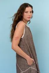 Vestido midi de corte diagonal, color marrón, con diseño sin mangas y escote redondo.