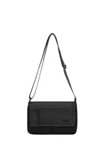 Morral Trendy de diseño rectangular en color negro, con solapa frontal que incluye un bolsillo con cierre y detalle de marca grabado. Cuenta con correa larga ajustable para llevar al hombro o cruzado.