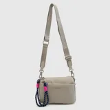 Bolso bandolera compacto Bubba modelo Purse Ontario, color gris claro, confeccionado en cuero sintético. Cuenta con compartimento principal con cierre, bolsillo frontal, correa ajustable con logo impreso y tiradores de cordón decorativos en color negro, fucsia y azul.