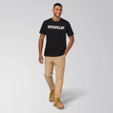 Pantalón chino beige de corte slim tapered, con bolsillos laterales y traseros, cierre de cremallera y botón, y tejido elástico.