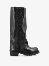 Bota alta de cuero negro con diseño de cordones frontales a lo largo de toda la caña y suela track robusta.