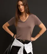 Remera básica de viscosa color blanco, con mangas cortas, cuello en V y corte recto.