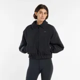 Campera bomber acolchada de color negro, con cuello camisero, cierre frontal de cremallera completa, mangas raglán y cintura elástica. Presenta bolsillos laterales ribeteados y el logotipo de la marca bordado en tono sobre tono en el pecho.