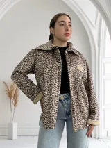 Sobrecamisa de pana con estampado animal print, cuello y puños de piel sintética.