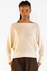Sweater de punto con escote bote y mangas murciélago de diseño holgado en color crema.