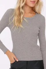 Sweater gris de tejido de punto acanalado, con cuello redondo y strass.