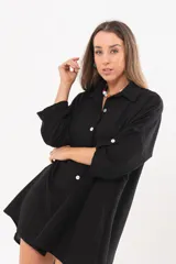 Vestido camisero corto negro, con escote en V, cuello clásico, mangas tres cuartos regulables y detalle de pez bordado a mano en la espalda.