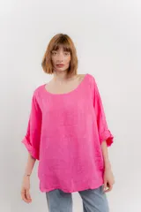 Blusa de lino color verde oliva, de corte amplio y relajado, con escote redondo y mangas 3/4 remangadas.